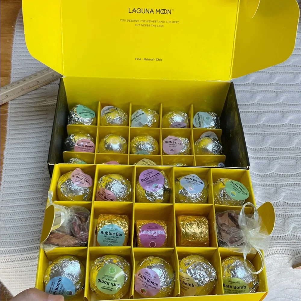 NWOT Laguna Moon 28 bath bomb set 2 tiered black box energy clarity creativity